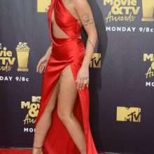 Halsey dans une robe fendue aux MTV Movie Award
