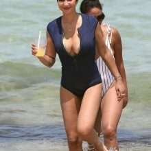 Jackie Cruz en maillot de bain à Miami Beach