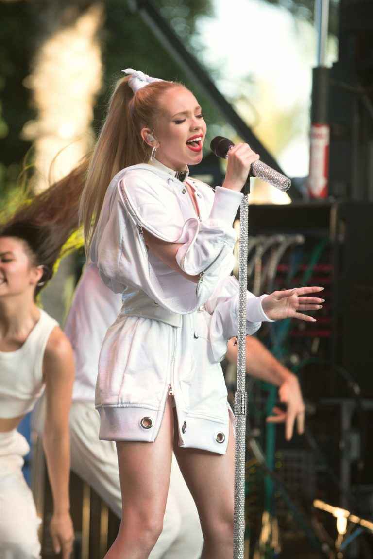 On voit la petite culotte de Jordyn Jones en concert à Anaheim