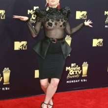 Justina Valentine seins nus par transparence aux MTV Movie Awards