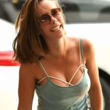 Kendra Wilkinson a les seins qui pointent à West Hollywood