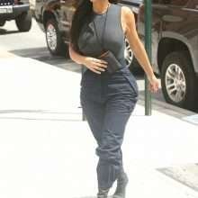 Kim Kardashian a les seins qui pointent à New-York