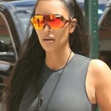 Kim Kardashian a les seins qui pointent à New-York