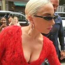 Lady Gaga les fesses à l'air et le décolleté ouvert à New-York