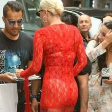 Lady Gaga les fesses à l'air et le décolleté ouvert à New-York