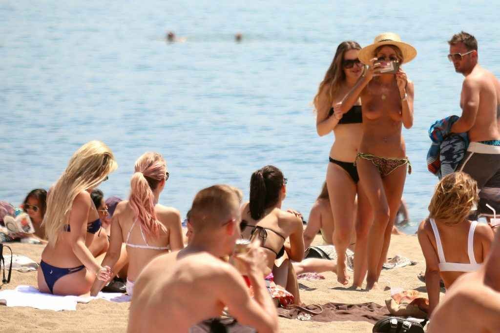 Lottie Moss en bikini à Mykonos