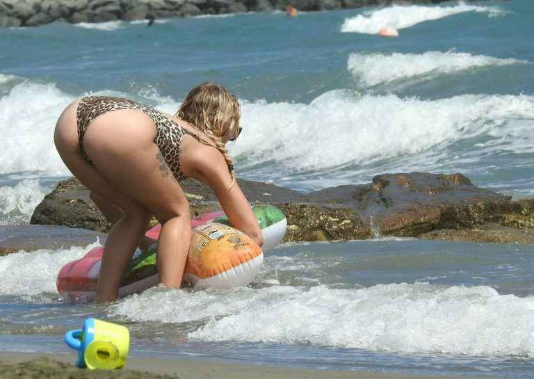 Lucy Fallon en maillot de bain à Chypre