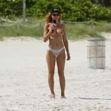 Marina Valmont seins nus et petite culotte à la plage pour Naked News