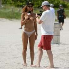 Marina Valmont seins nus et petite culotte à la plage pour Naked News