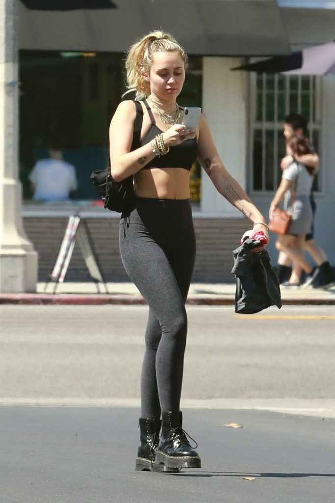 Miley Cyrus en collants à Los Angeles