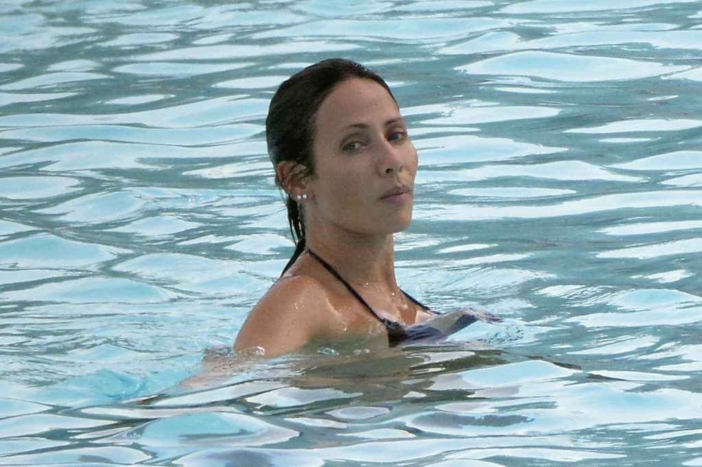 Natalie Imbruglia exhibe un sein nu en Sardaigne