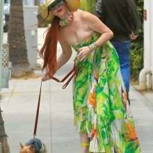 Phoebe Price exhibe sa petite culotte à Beverly Hills