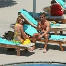 Rhian Sugden en bikini à Ibiza
