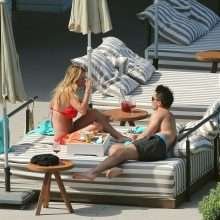 Rhian Sugden seins nus à Ibiza
