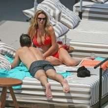 Rhian Sugden seins nus à Ibiza