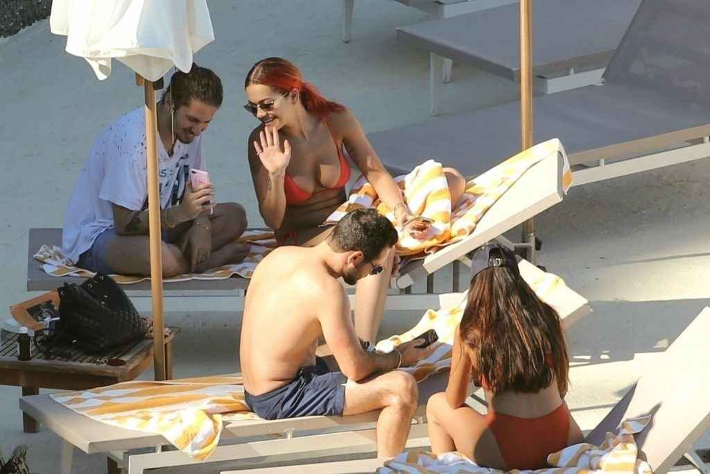 Rita Ora en bikini à Tuscany