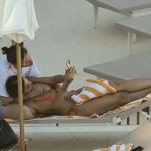 Rita Ora en bikini à Tuscany