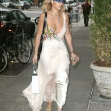 Rita Ora se balade sans soutien-gorge à New-York