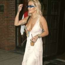 Rita Ora se balade sans soutien-gorge à New-York