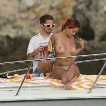 Rita Ora seins nus sur un Yacht à Tuscany