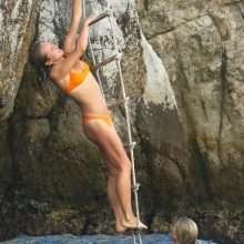 Sailor Lee Brinkley-Cook en bikini à Antibes