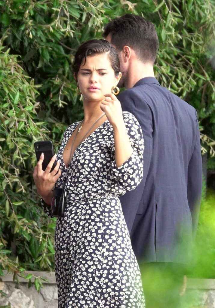 Sous la jupe de Selena Gomez à Capri