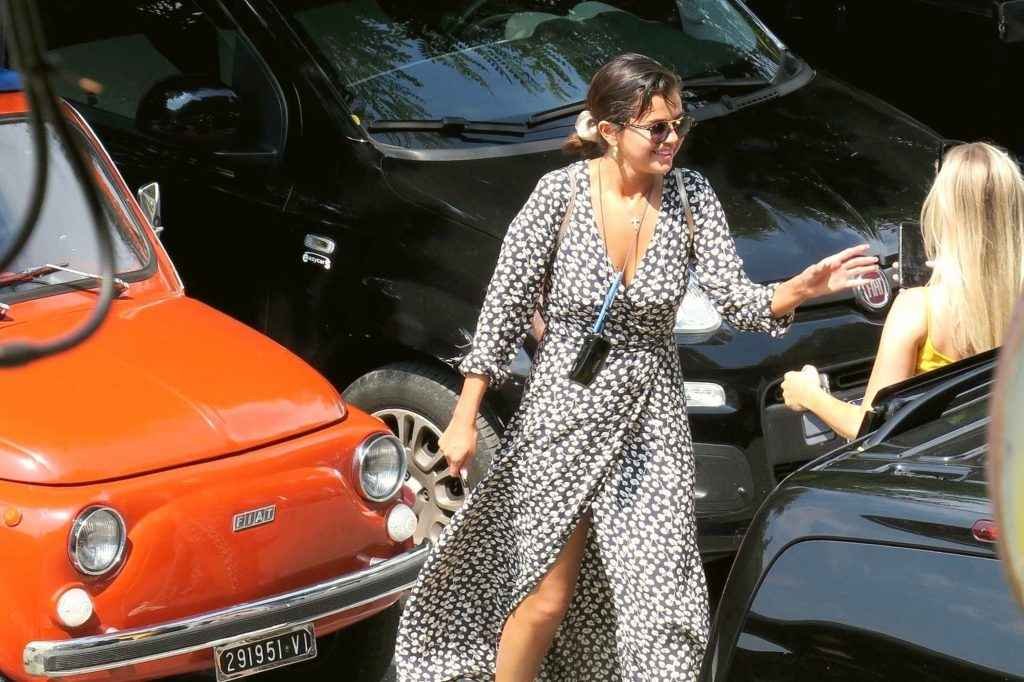 Sous la jupe de Selena Gomez à Capri