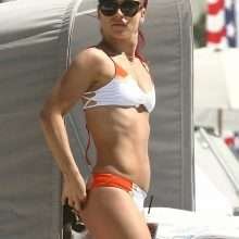 Sharna Burgess dans un bikini blanc à Miami