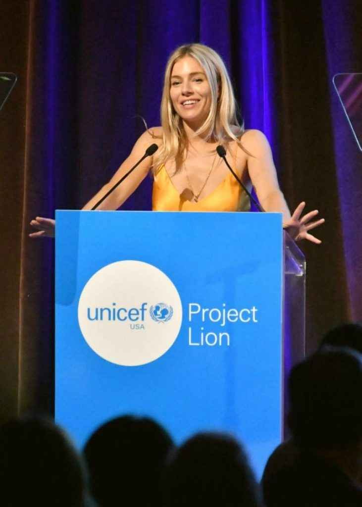 Sienna Miller sans soutien-gorge chez Unicef