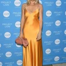 Sienna Miller sans soutien-gorge chez Unicef