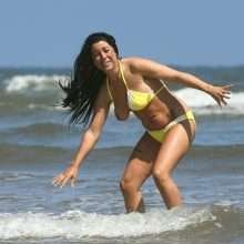 Simone Reed exhibe un sein nu sur la plage