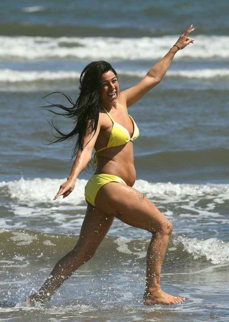 Simone Reed exhibe un sein nu sur la plage