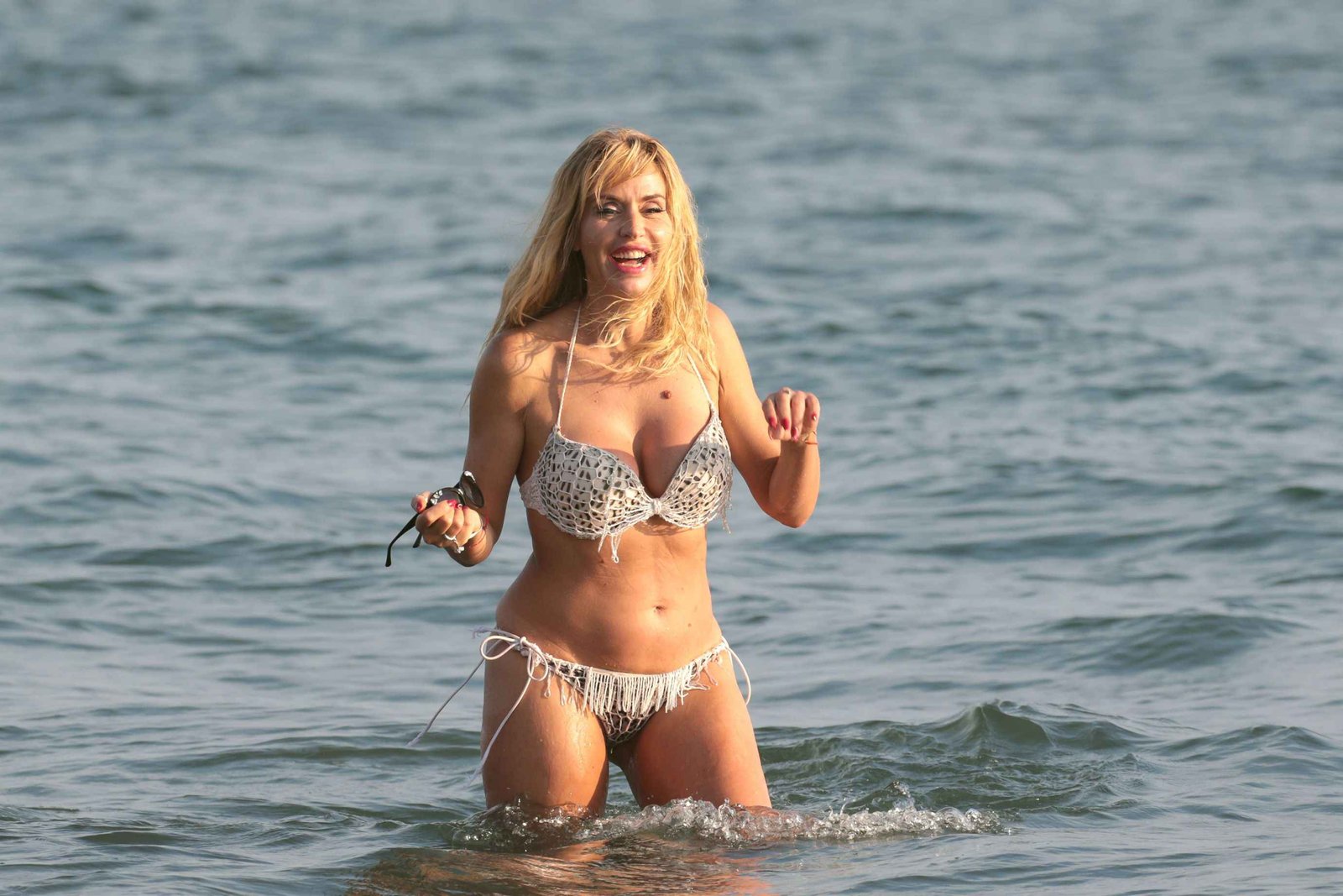 Valeria Marini en bikini à Forte dei Marmi