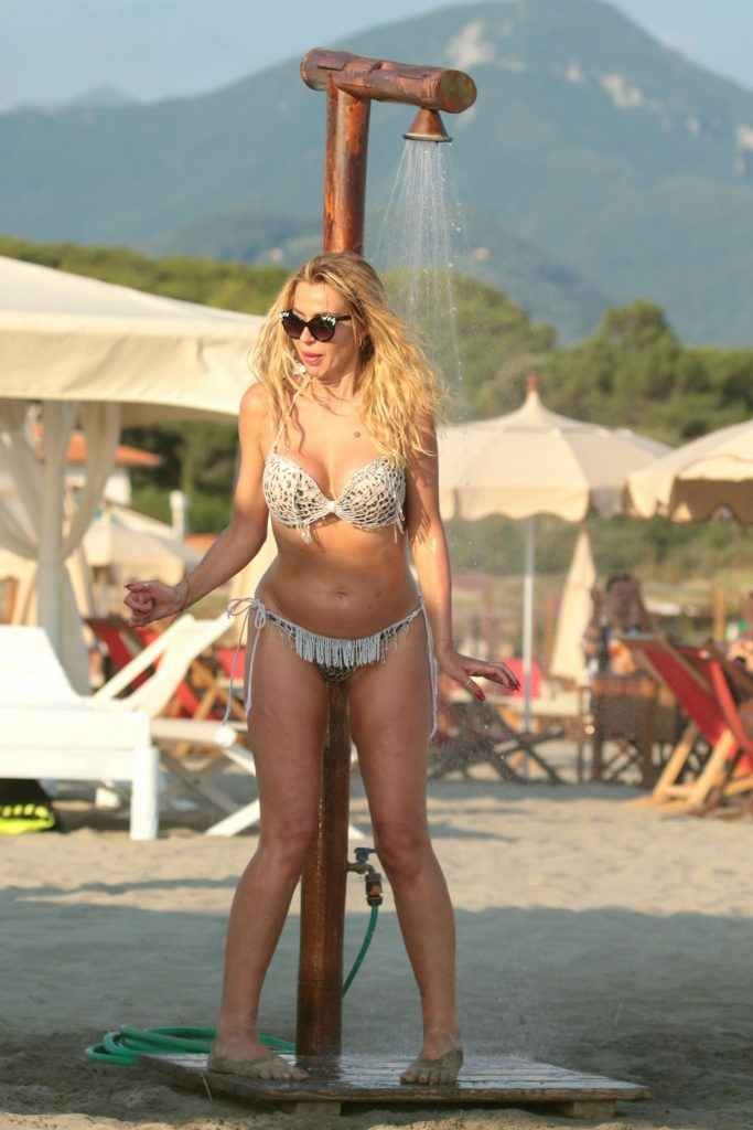 Valeria Marini en bikini à Forte dei Marmi