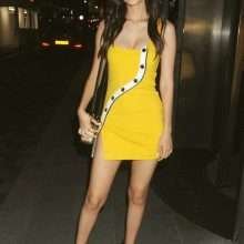 Victoria Justice dans une petite robe jaune à Londres