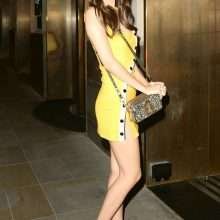 Victoria Justice dans une petite robe jaune à Londres