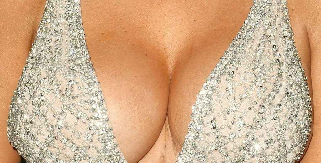 Abigail Ratchford exhibe ses gros seins chez Maxim