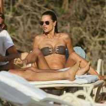 Alessandra Ambrosio en bikini à Ibiza