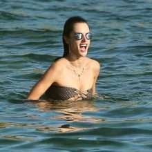 Alessandra Ambrosio en bikini à Ibiza