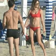 Alessandra Ambrosio en bikini à Los Angeles pour une séance de beach volley