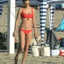 Alessandra Ambrosio en bikini à Los Angeles pour une séance de beach volley