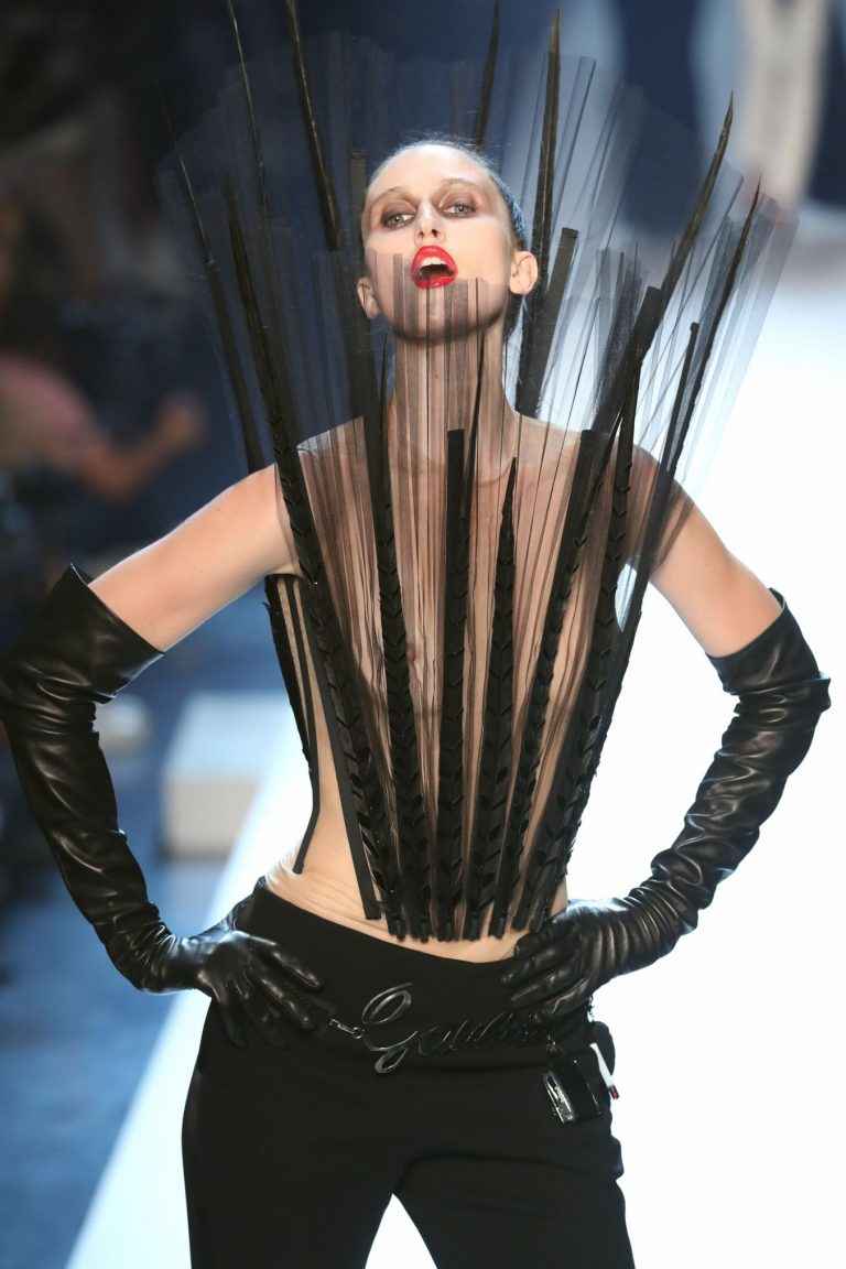 Anna Cleveland défile seins nus à Paris