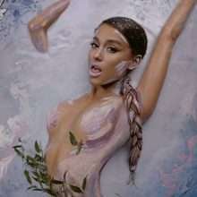 Ariana Grande nue dans son nouveau clip "God is a woman"
