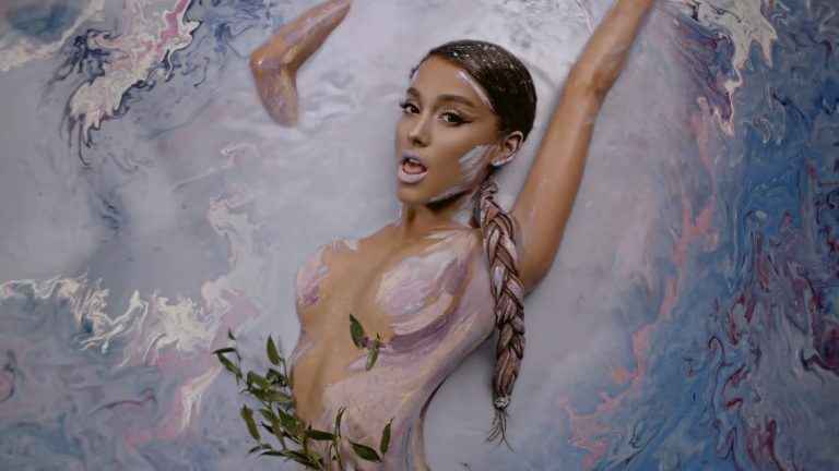 Ariana Grande nue dans son nouveau clip « God is a woman »