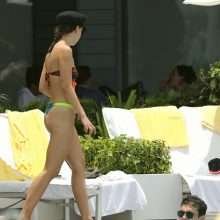 Aurora Ramazzotti en bikini au bord de la piscine