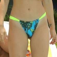 Aurora Ramazzotti en bikini au bord de la piscine