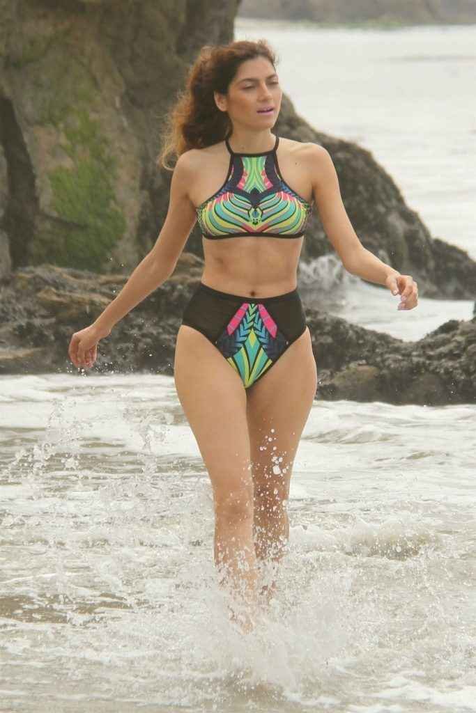 Blanca Blanco dans un bikini multicolore à Malibu