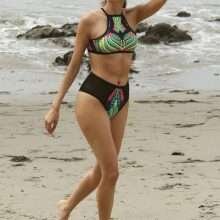 Blanca Blanco dans un bikini multicolore à Malibu