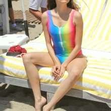 Blanca Blanco dans un maillot de bain arc-en-ciel à Malibu