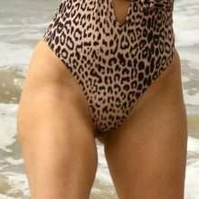 Blanca Blanco dans un maillot de bain léopard à Malibu